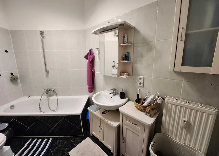 One Private Available In A Two In Tegel, Séjour chez l'habitant *